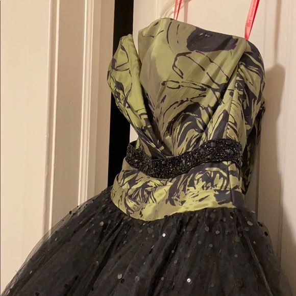 Beautiful gown - Picture 4 of 5